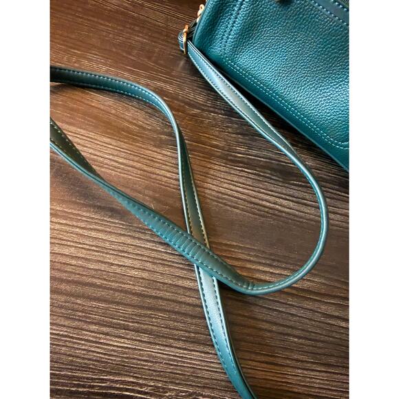NWOT Designer FF Hunter Green Faux Leather and Gold Hardware Designer Crossbody - Picture 2 of 6